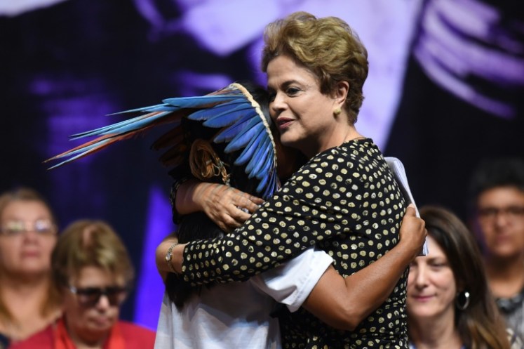 Dilma e indigena