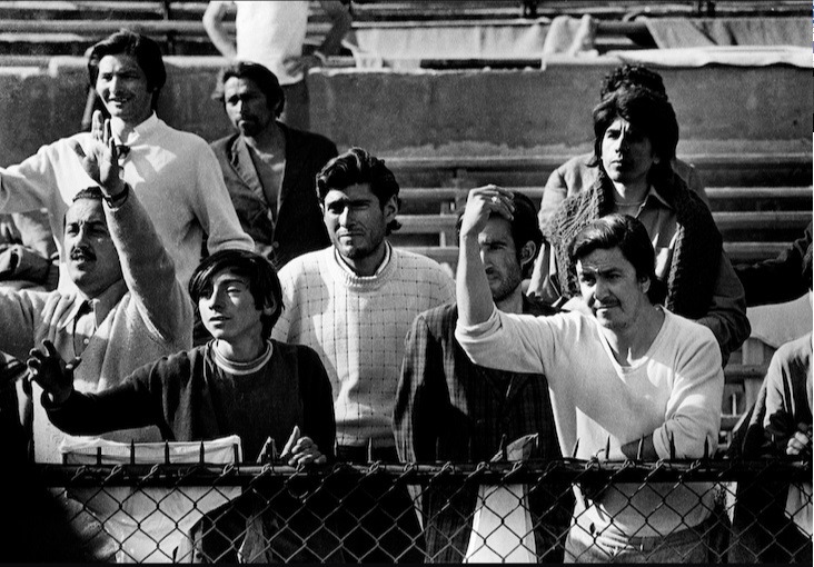 jovenes-encerrados-estadio
