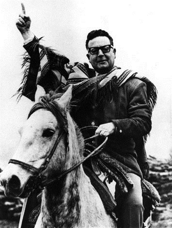 salvador-allende-caballo