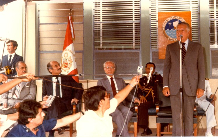 Belaúnde dirigiendo palabras1983